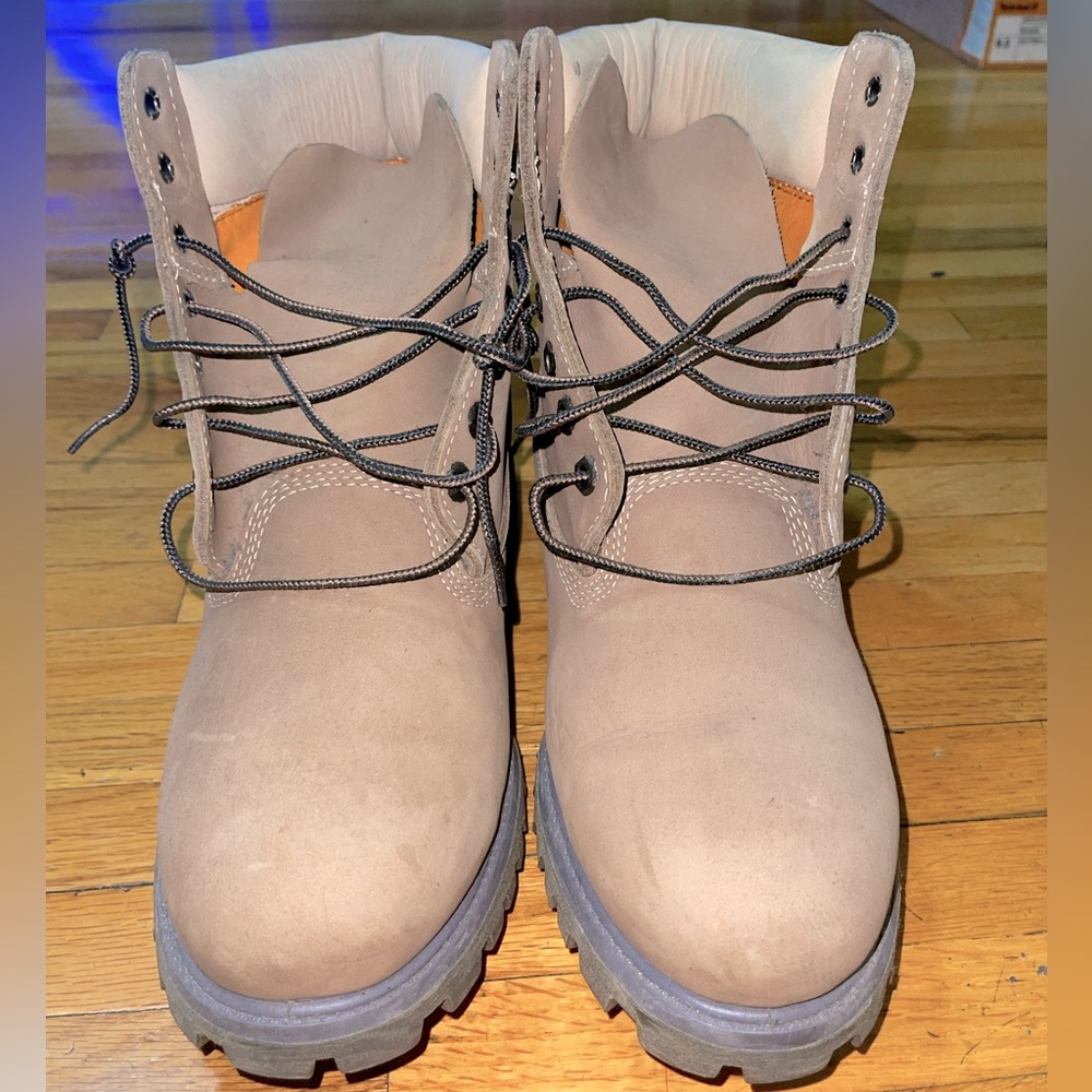 Timberland 6” Premium Boots
Color- Cinnamon Brown 
Size- 9.5
Good Condition